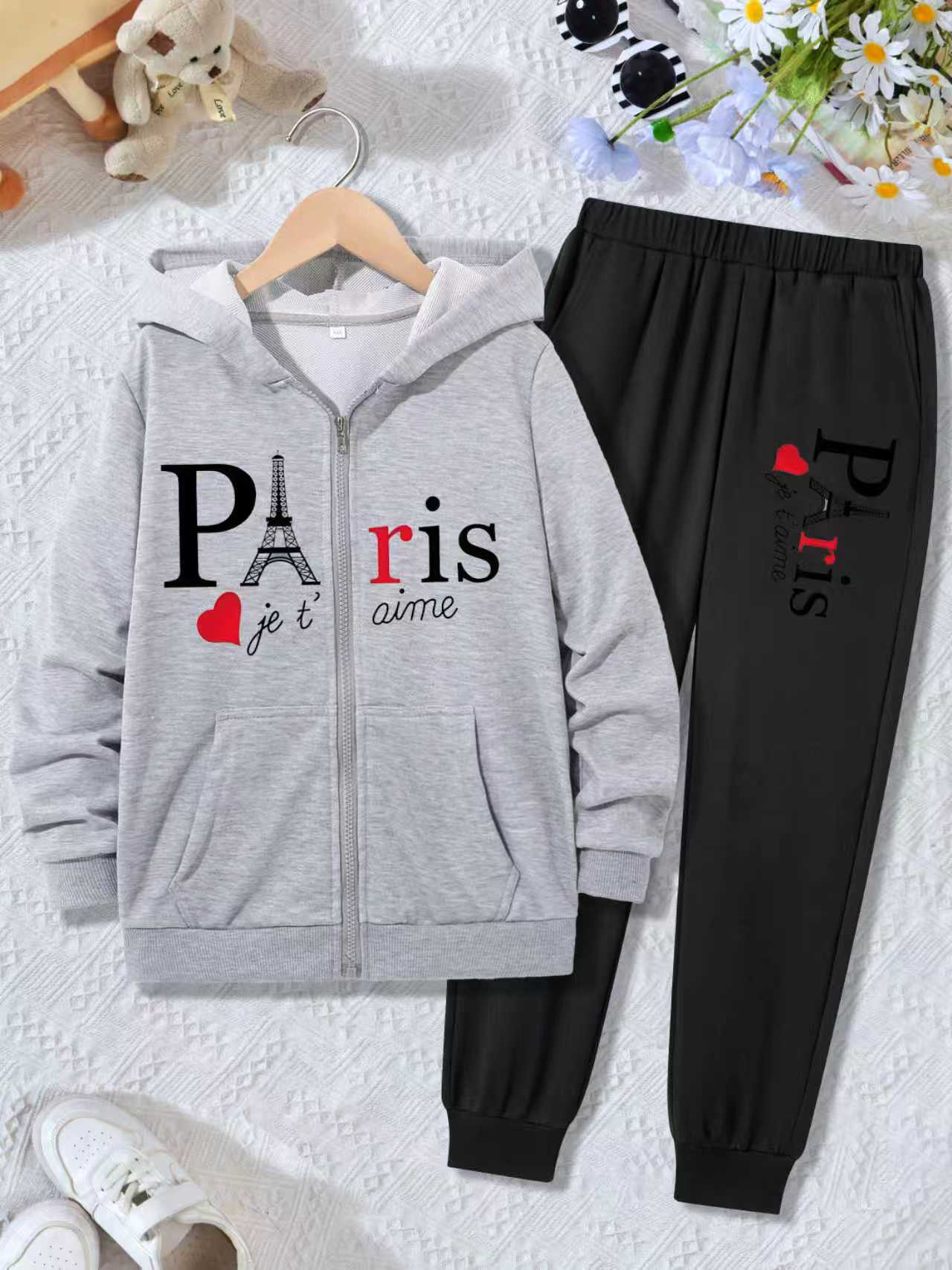 Fall in love with comfort and style in this adorable Paris-Inspired Hoodie & Sweatpants Set! 💕